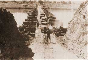 Egyptians soldiers crossing the Suez Canal. 